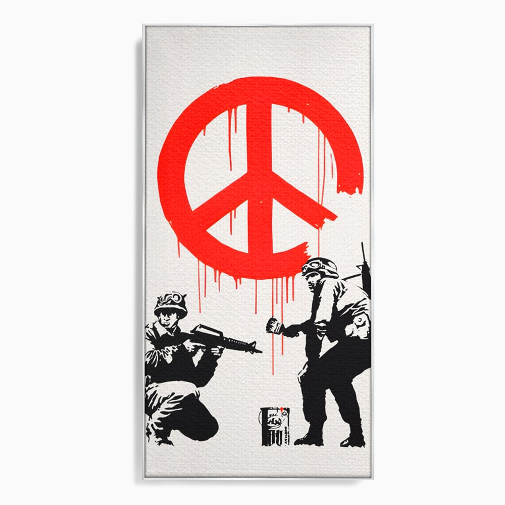 Tablou canvas cu ilustratie graffiti cu soldati si semnul pacii, in rama de aluminiu argintiu